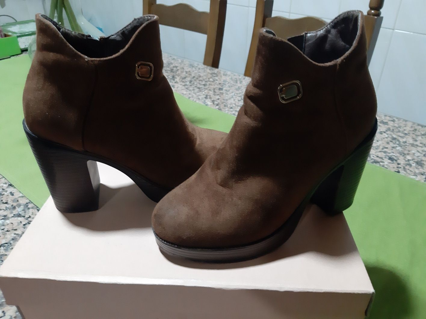 Botas castanhas tamanho 35