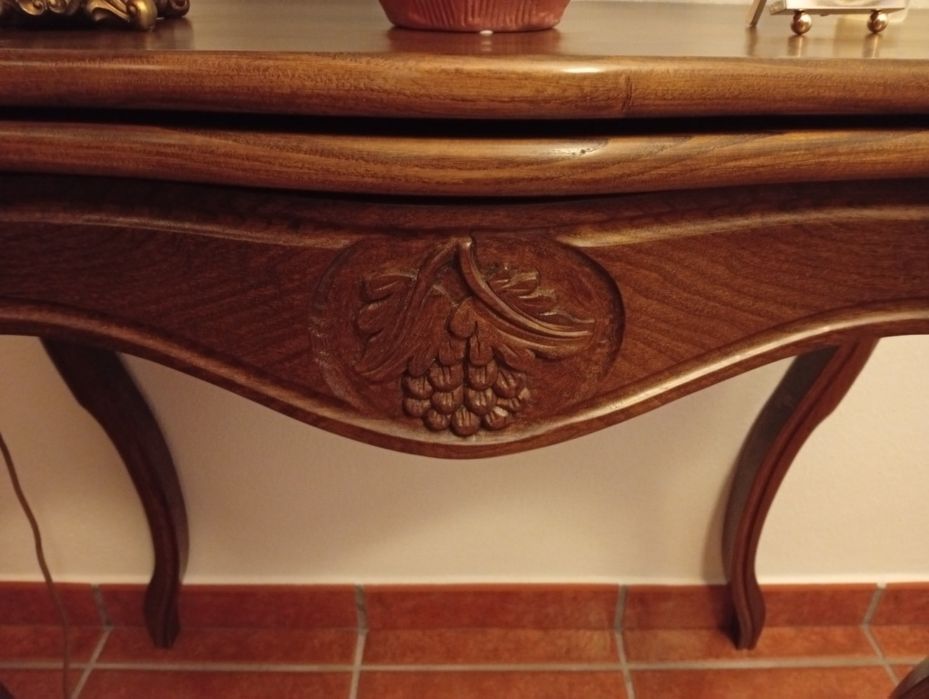 Mesa de jogo em madeira de castanho