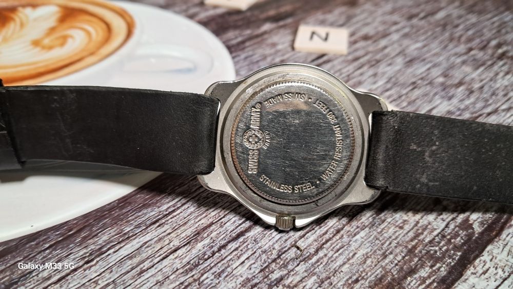 Продам швейцарские часы Victorinox