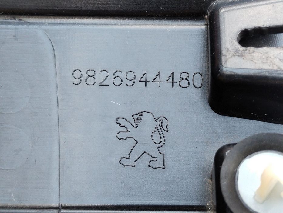Peugeot 208 19- Накладка спойлер крышки багажника молдинг 9826944480
