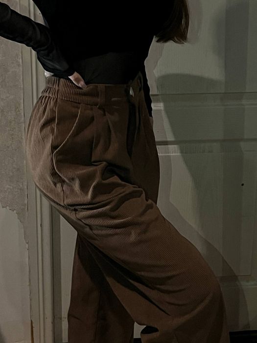 Штани в рубчик і кофтинка в сітку