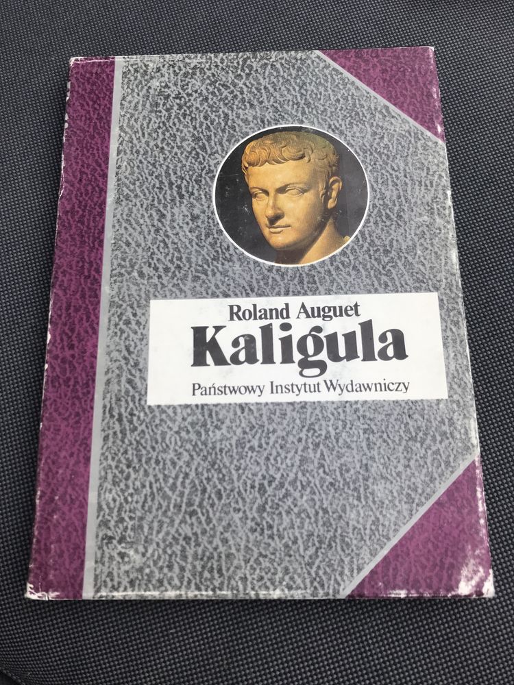 Kaligula, Roland Auguet