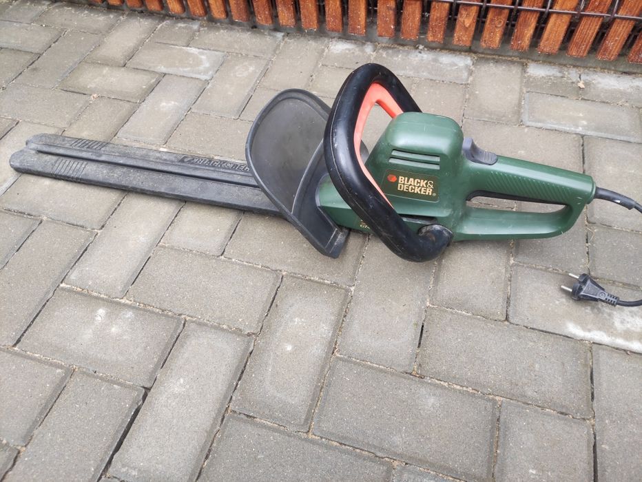 Elektryczne nożyce do żywopłotu BLACK & DECKER