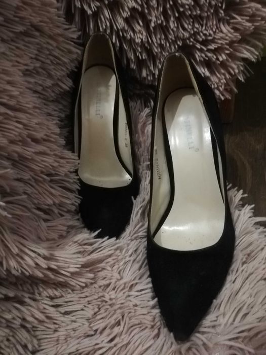 Buty szpilki na obcasie czarne ze złotym obcasem