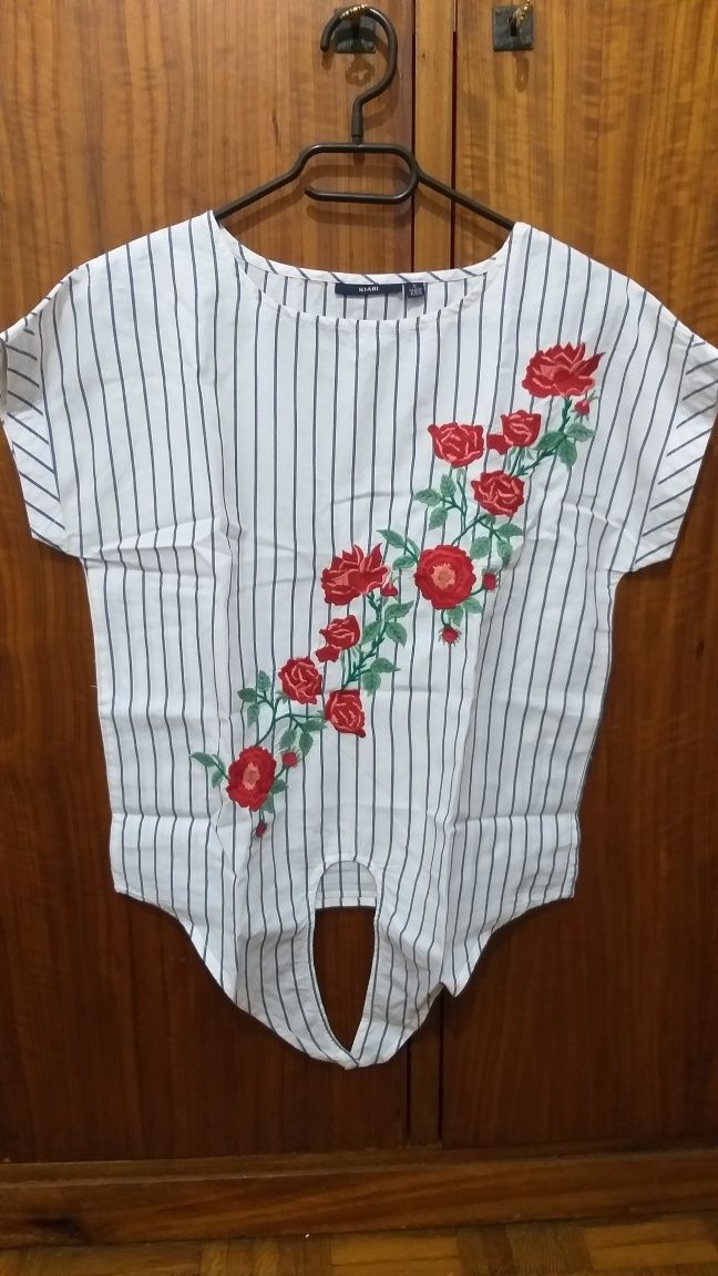 Camisola listada com rosas bordadas