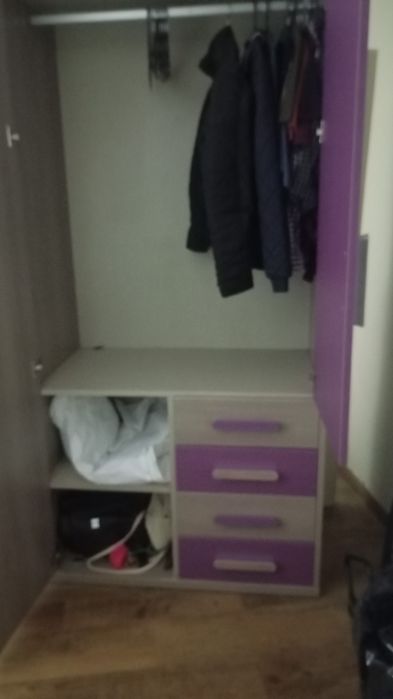 Guarda fatos com bastante arrumação e mesinha cabeceira