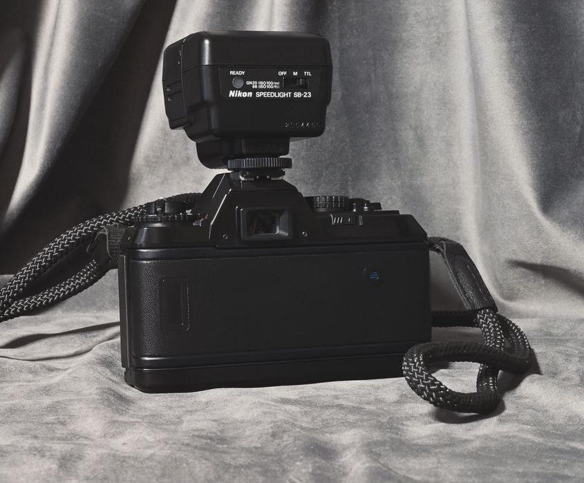 Nikon z obiektywem, plus lampa, pasek i baterie