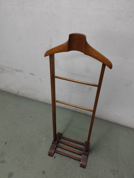 Cabides de pé alto em madeira.