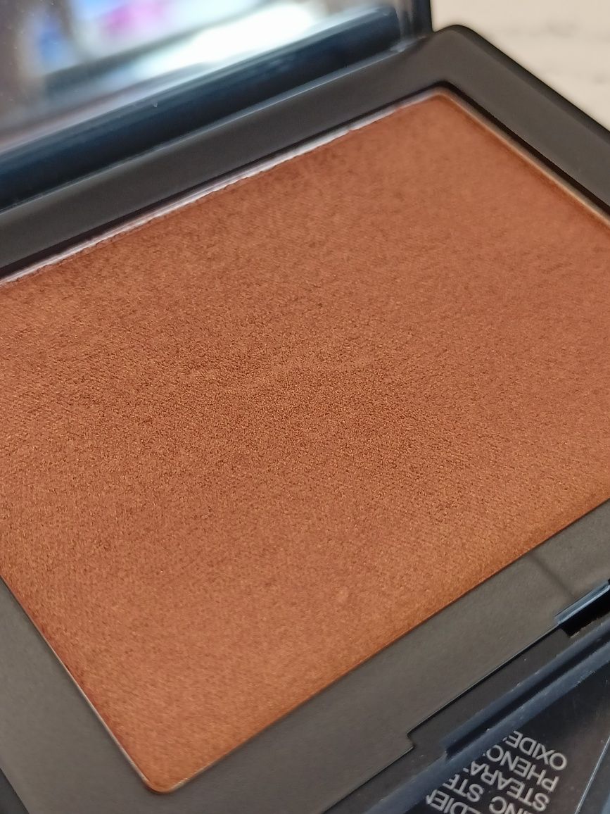 Nars rozświetlacz w kamieniu ST.BARATHS