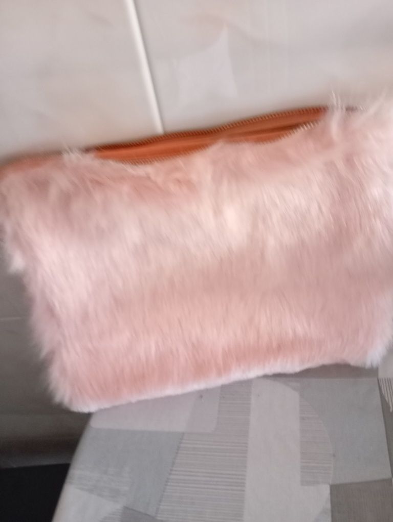 Bolsa rosa com pelo