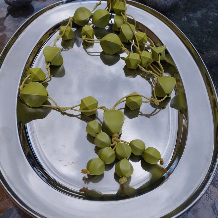 Drewniany naszyjnik boho zielony – handmade, długość 53 cm