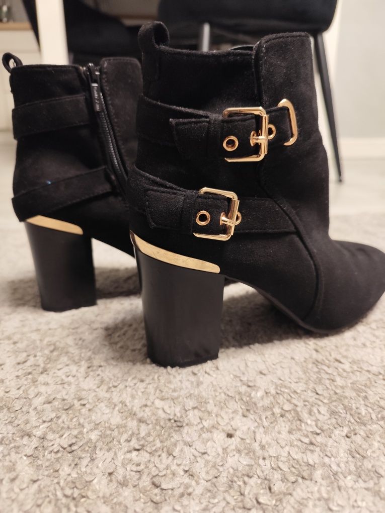Czarne buty na grubym obcasie, botki
