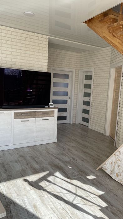 Будинок з гарним ремонтом та меблями в мальвничій Бучі