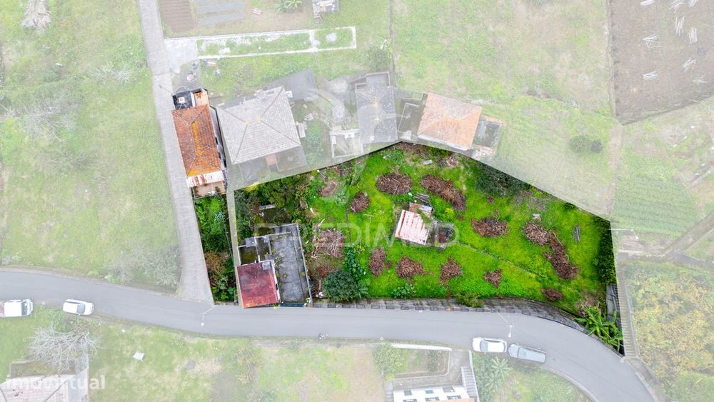 Moradia T2 para Recuperar + Palheiro na Ponta Delgada - Ilha da Mad...