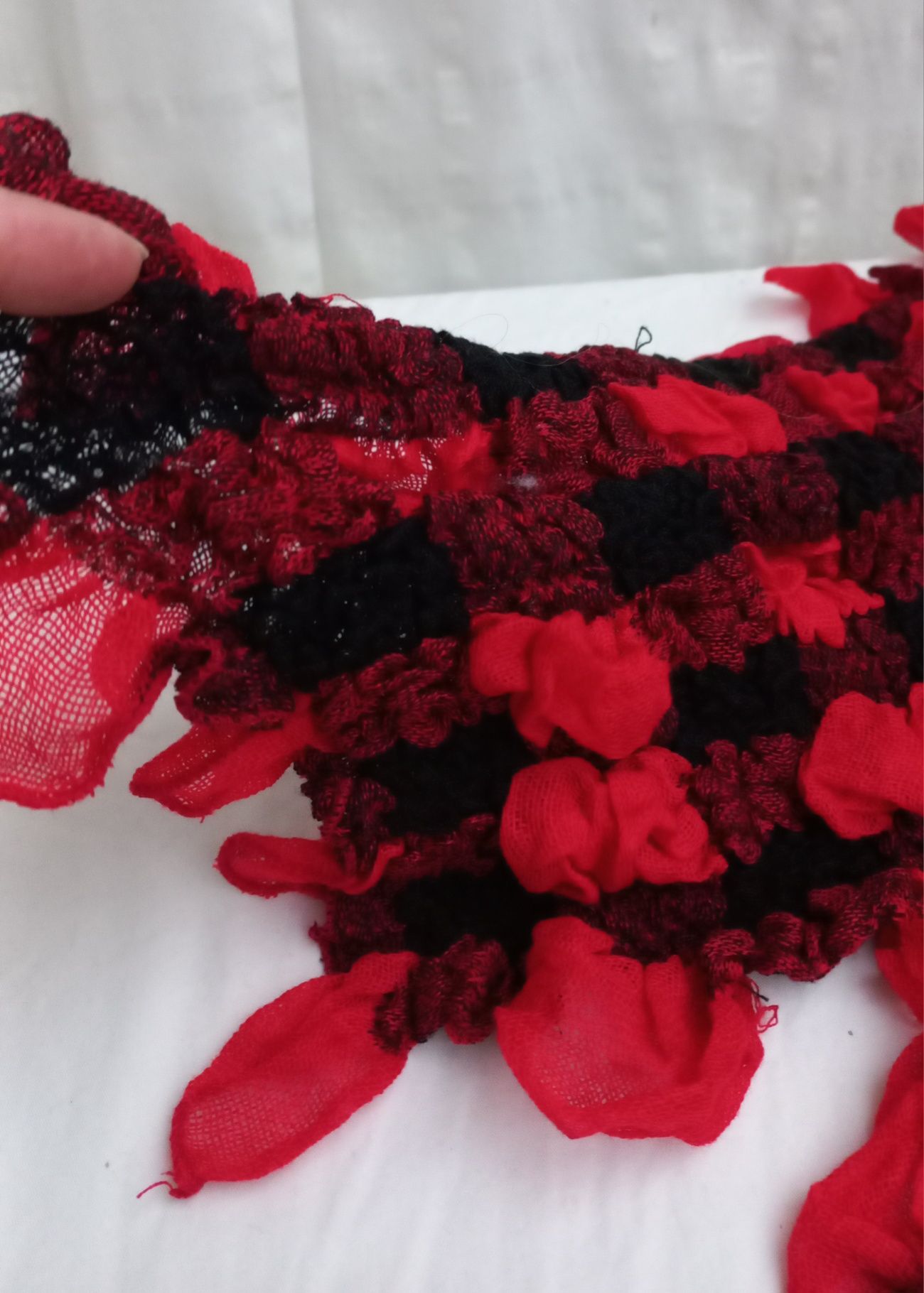 Cachecol unisexo tecido enrugado tons vermelho e preto