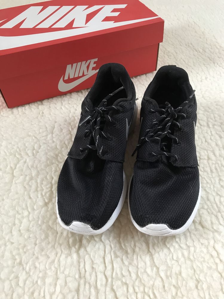 Czarne buty sportowe biała podeszwa, treningowe Nike Wmns Roshe One
