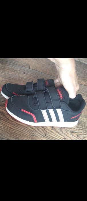 Czarne chłopięce buty marki adidas na rzepy