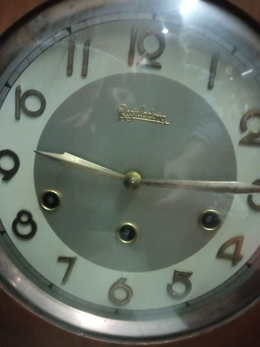 Dois relógios da reguladora. com duas músicas. a trabalhar. Os dois 12