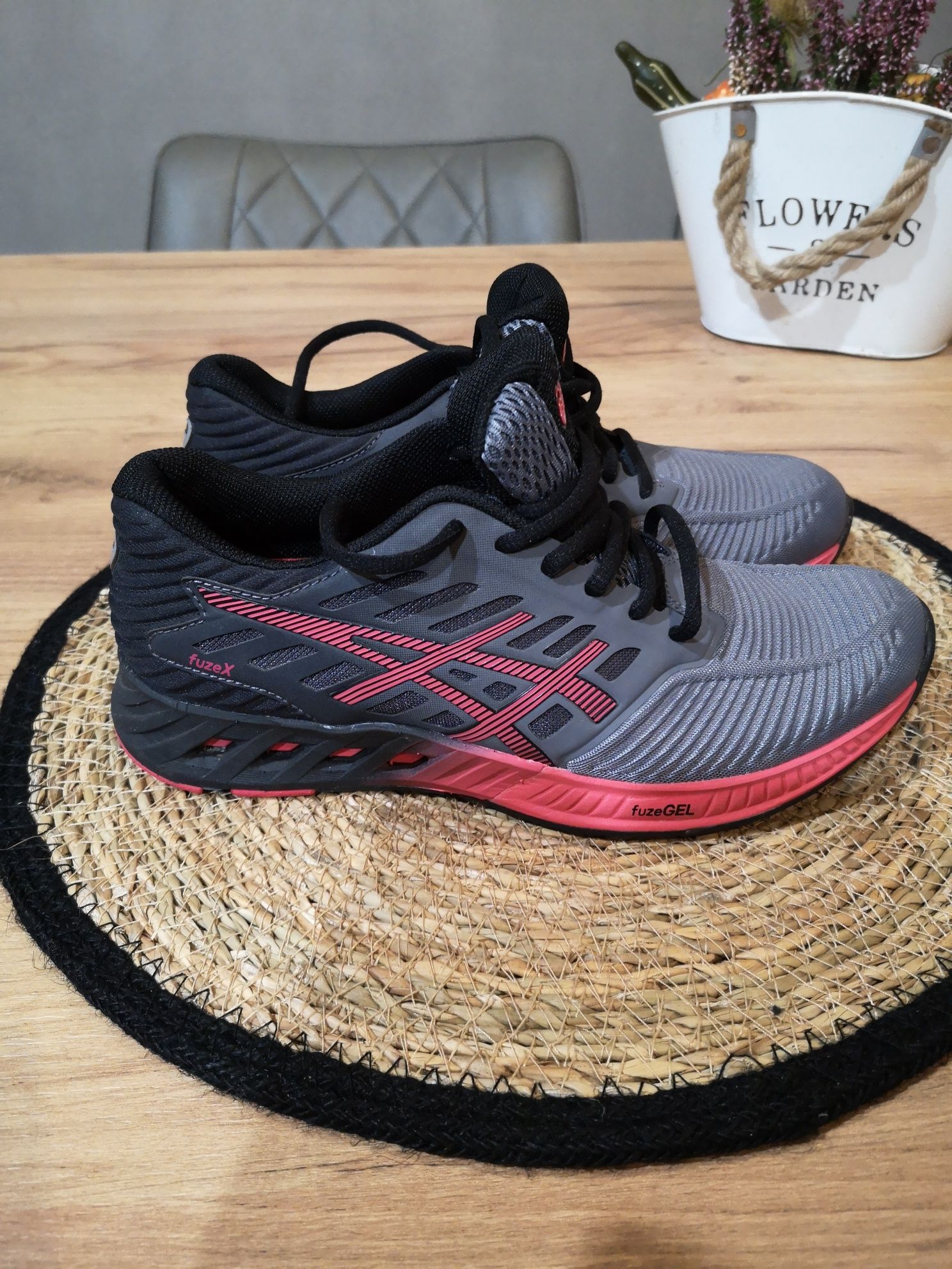 Nowe damskie buty Asics 37,5