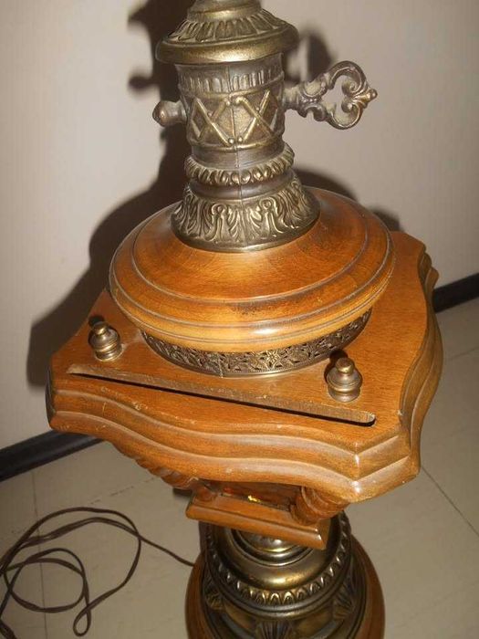 piękna dębowo mosiężna lampka stojąca