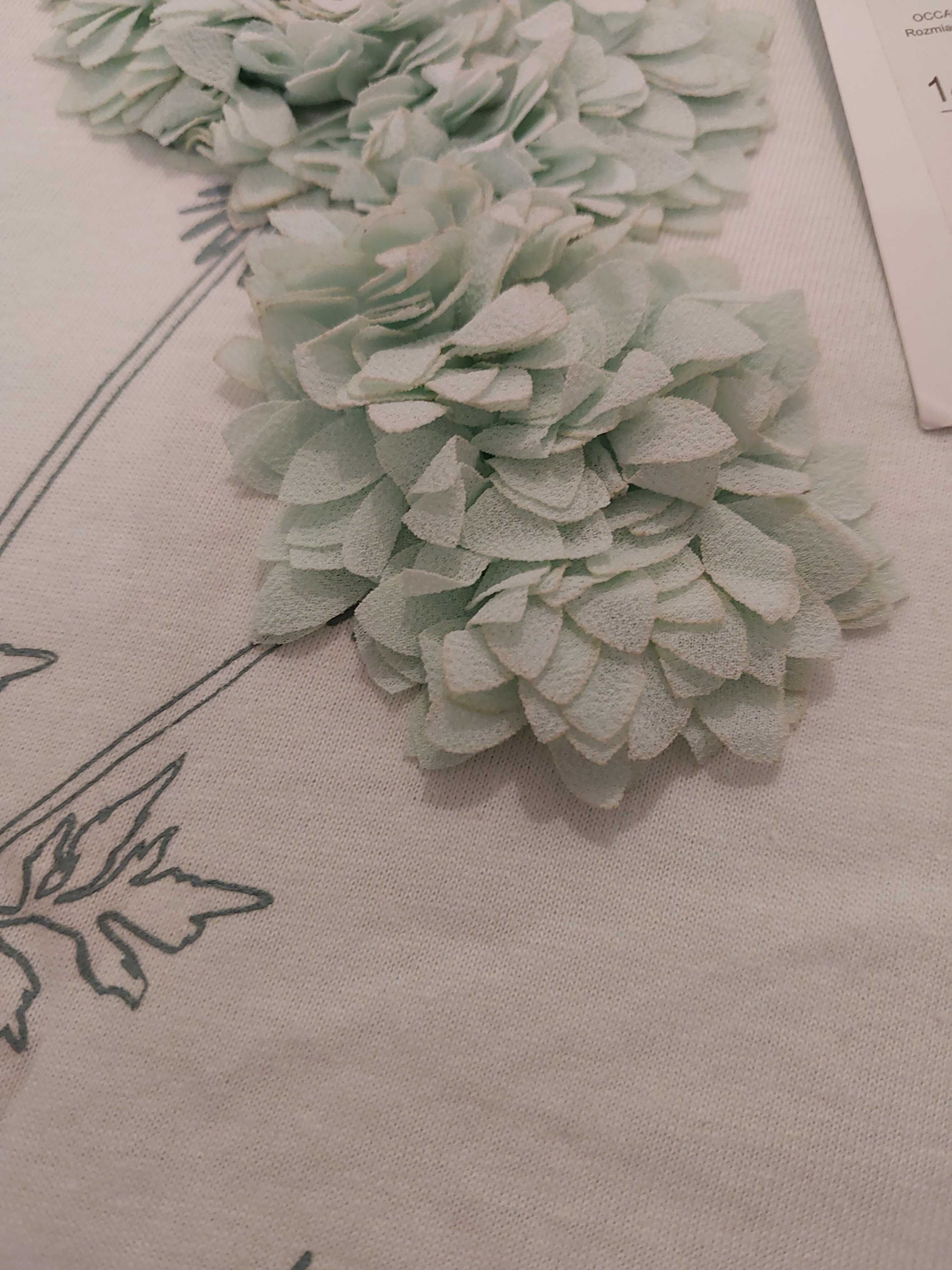 Elegancka bluzeczka z odstającymi kwiatami rękaw nietoperz