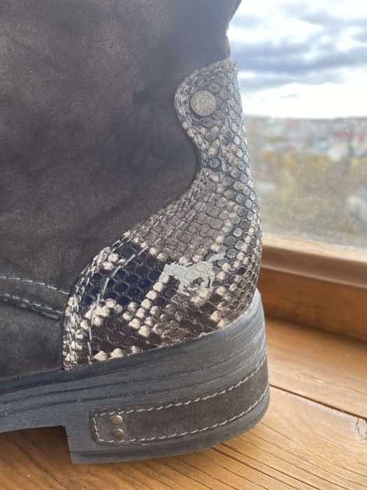 Чоботи Mustang з утепленням та зміїним принтом 39р.