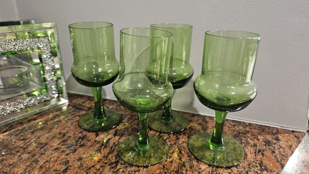 Zestaw zielonych kieliszków PRL