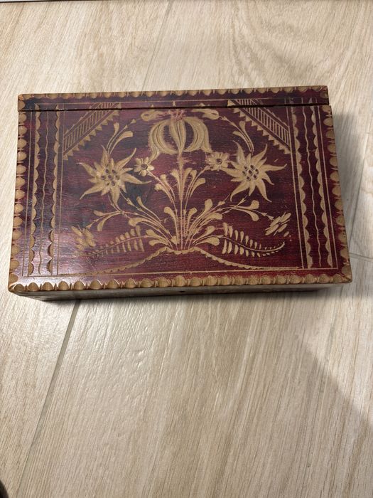 Drewniana szkatułka z ozdobnym grawerem, vintage