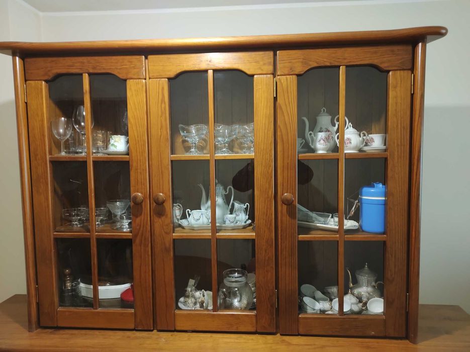 Louceiro em pinho, armário de suporte, mesa de sala jantar e cadeiras.