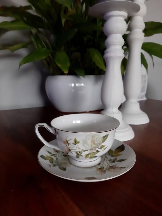 Zestaw 6 filiżanek Veroni pozłacane wzór kwiaty róże