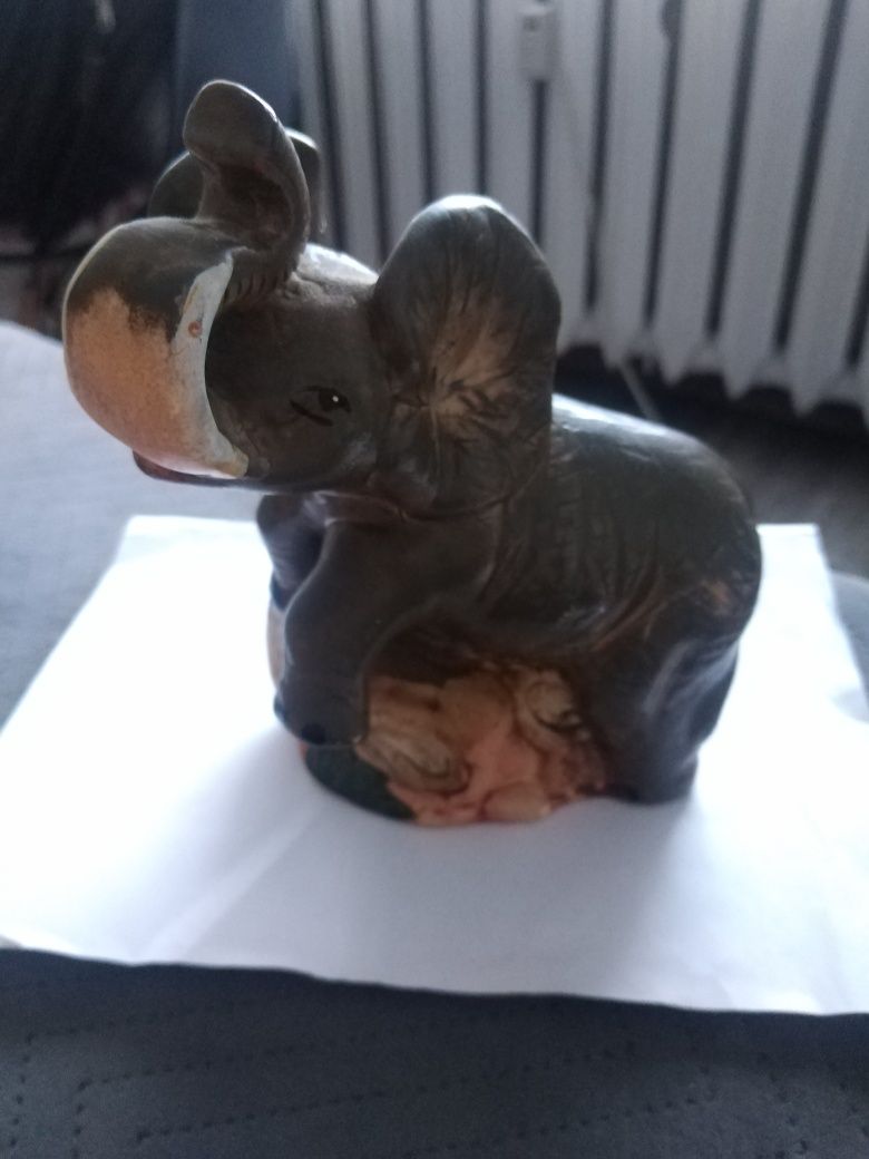 Ceramiczna figurka słonia.