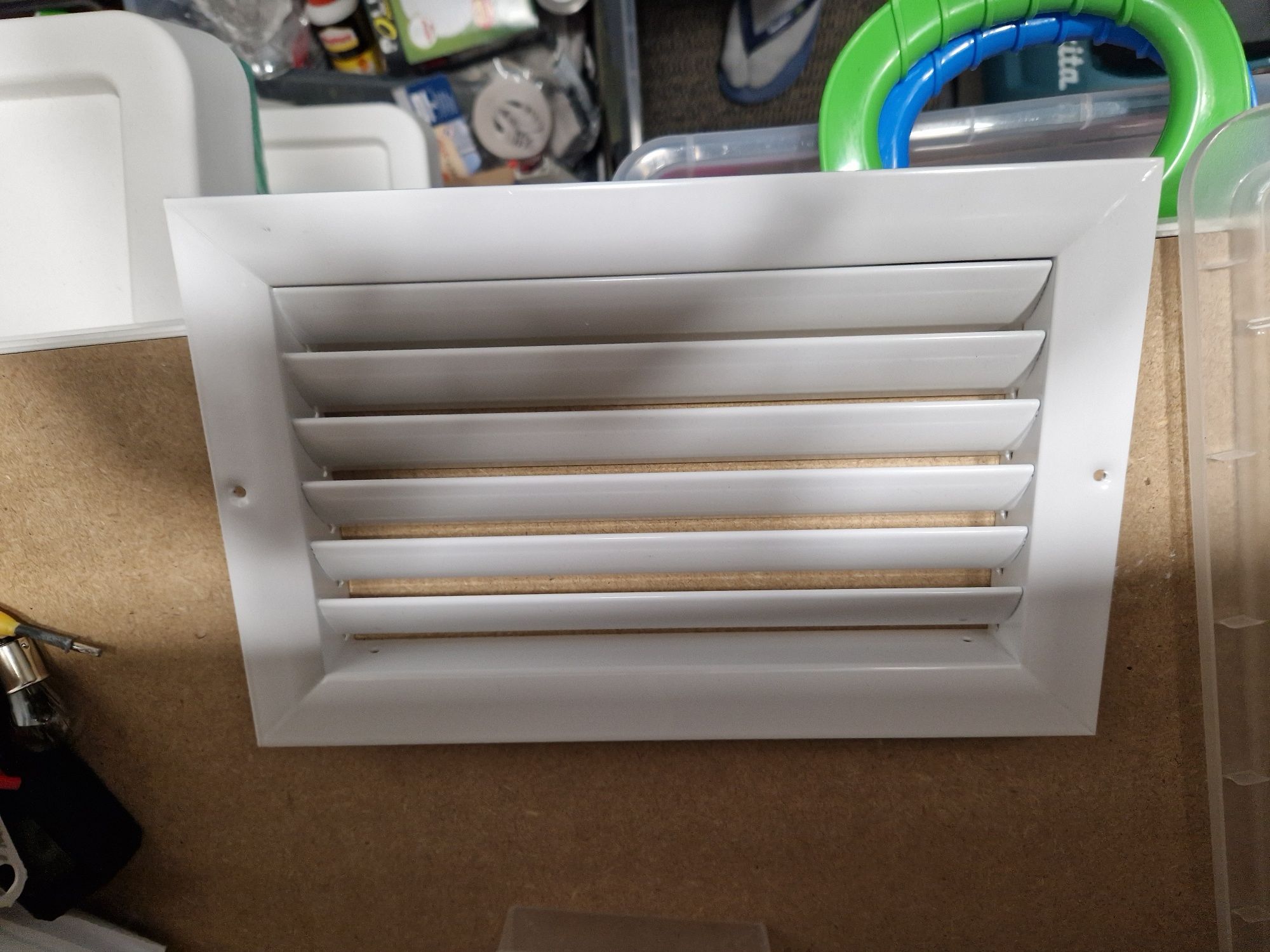 Kratka wentylacyjna aluminiowa biała bez regulacji 250x150 mm