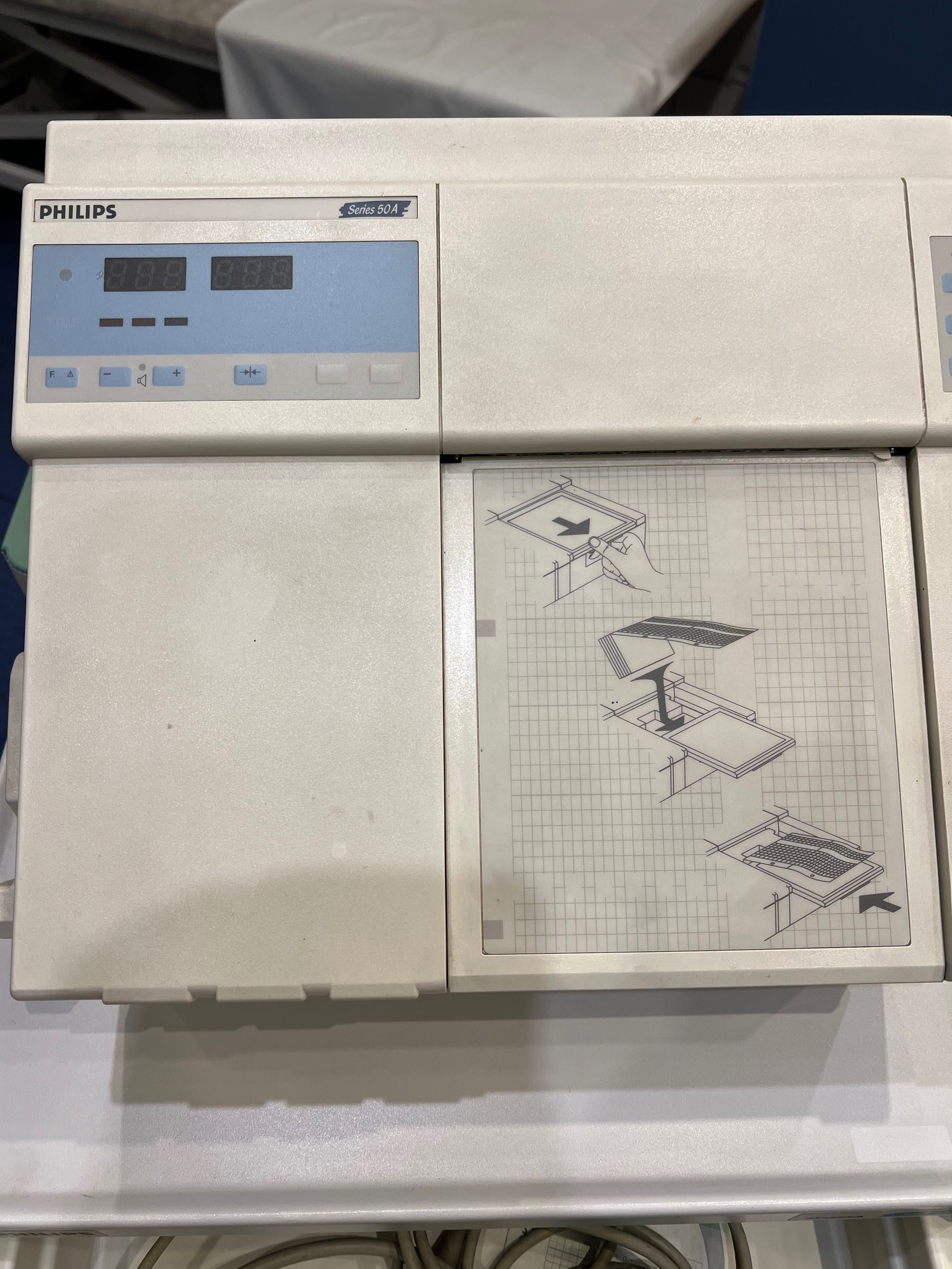 Kardiotokograf Philips na mobilnym wózku także Philipsa z szufladami