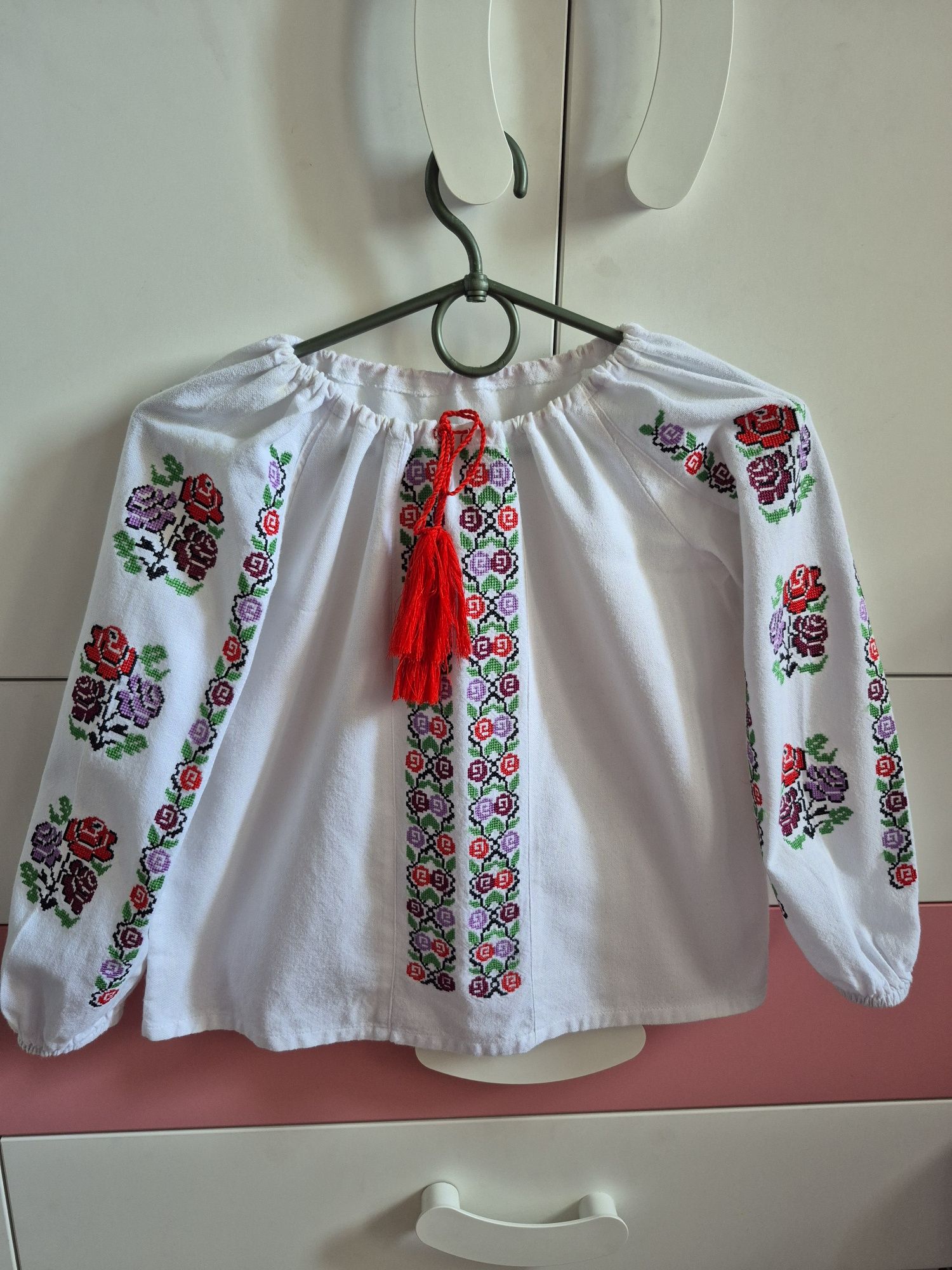 Біла блузка, вишиванка на 8-9 років