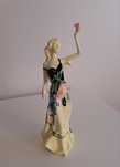Efektowna figurka z porcelany