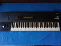 Синтезатор Korg M1