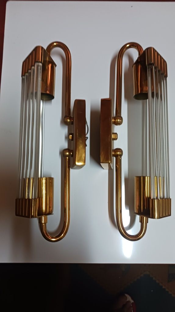 Candeeiros de parede dourado e acrilico