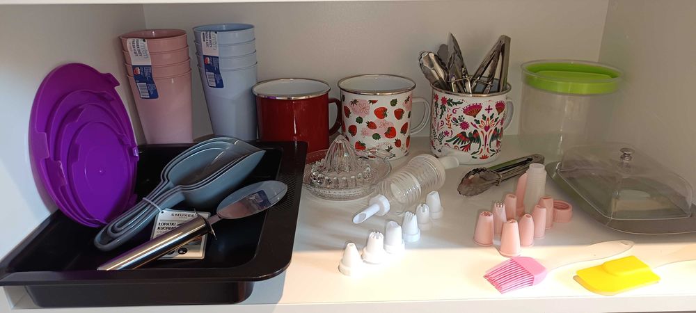 Zestaw niezbędników kubki emaliowane dekoracje cukiernicze