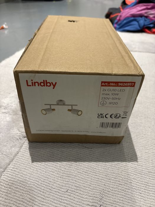 Lampa oswietlenie lindby biala z drewnianymi elementami