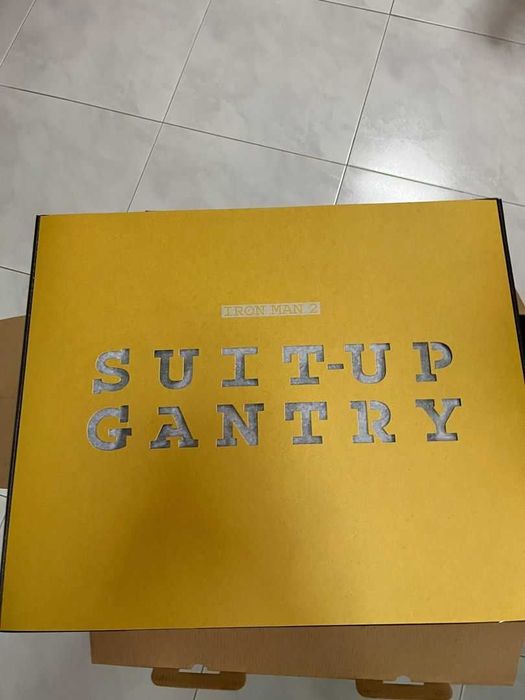 Hot toys Suit Up Gantry With MARK IV Iron Man limited Edition