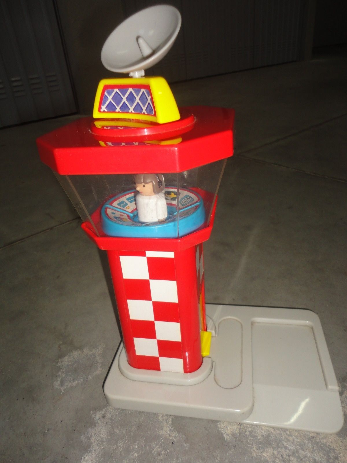 Pista de carros e aviões (criança)