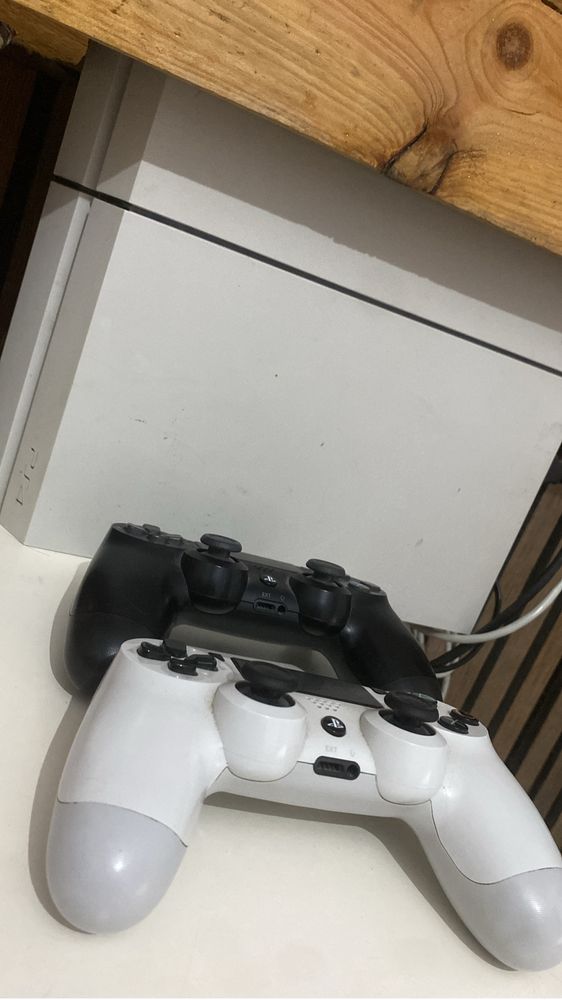 Vendo ps4 vai com 3 comando e varia jogos