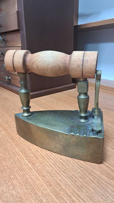 Stary żelazko mosiężne z rączką drewnianą kolekcjonerskie, dekor (144)