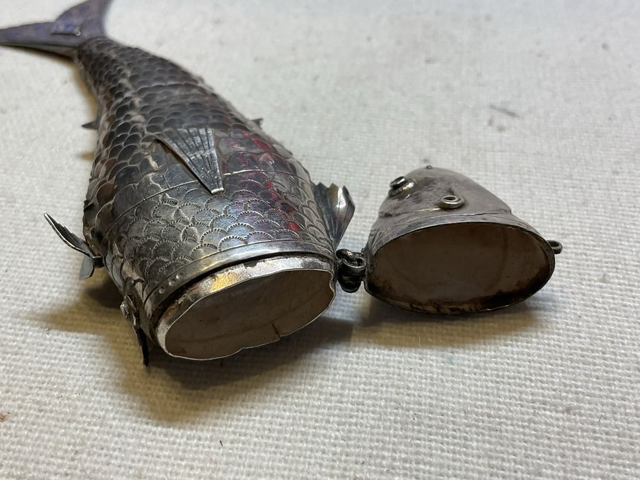 Antiga caixa de rapé em prata em forma de peixe