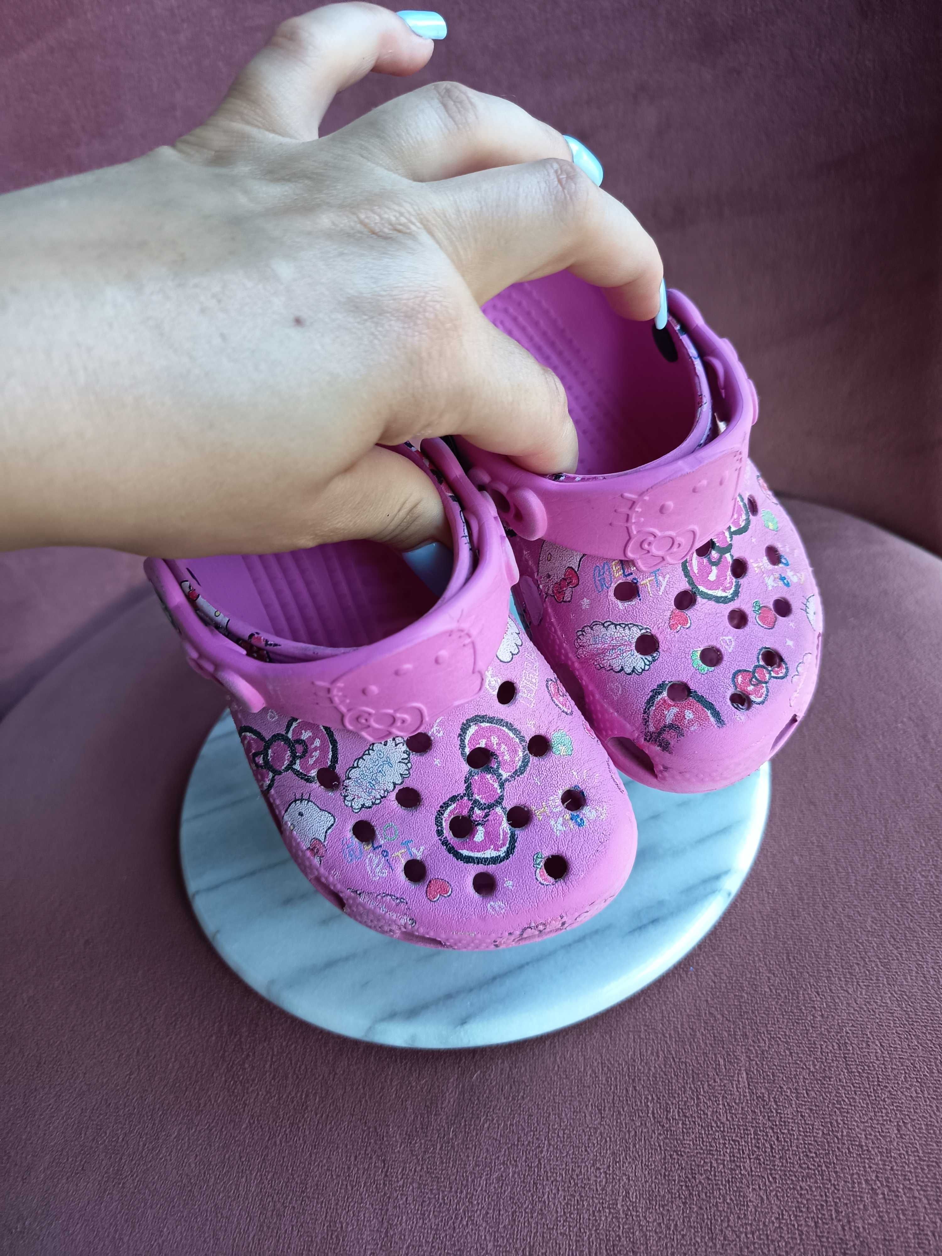 Crocs różowe klapki Hello Kitty UK 8/9 r.24/25