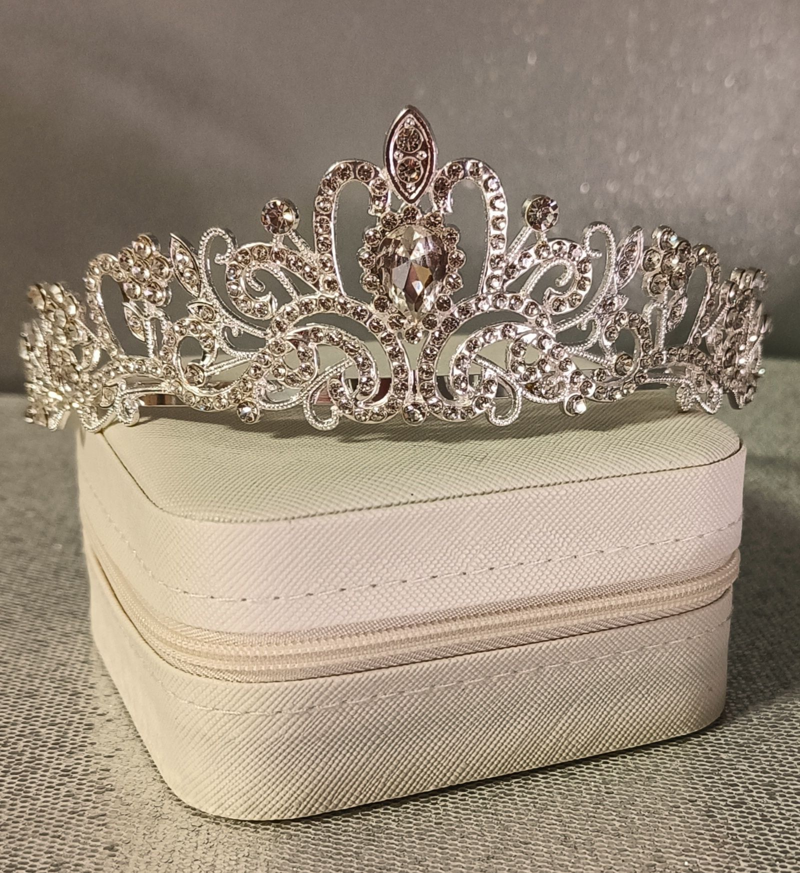 Diadem srebrny tiara korona ślubna na grzebykach