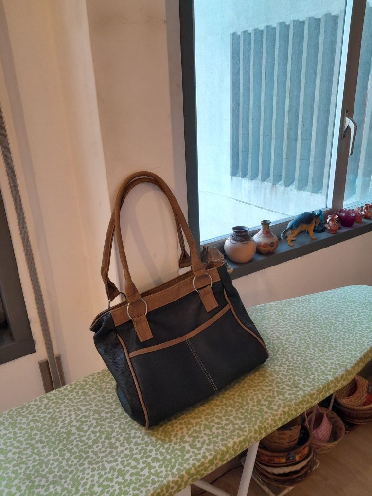 Vendo Mala de Senhora muito bonita como nova