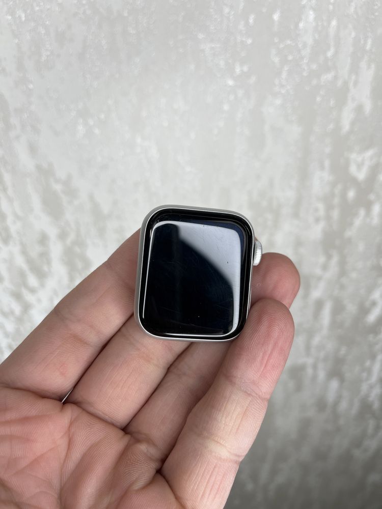 Apple Watch SE 40mm Silver Aluminum Case with White Sport Band