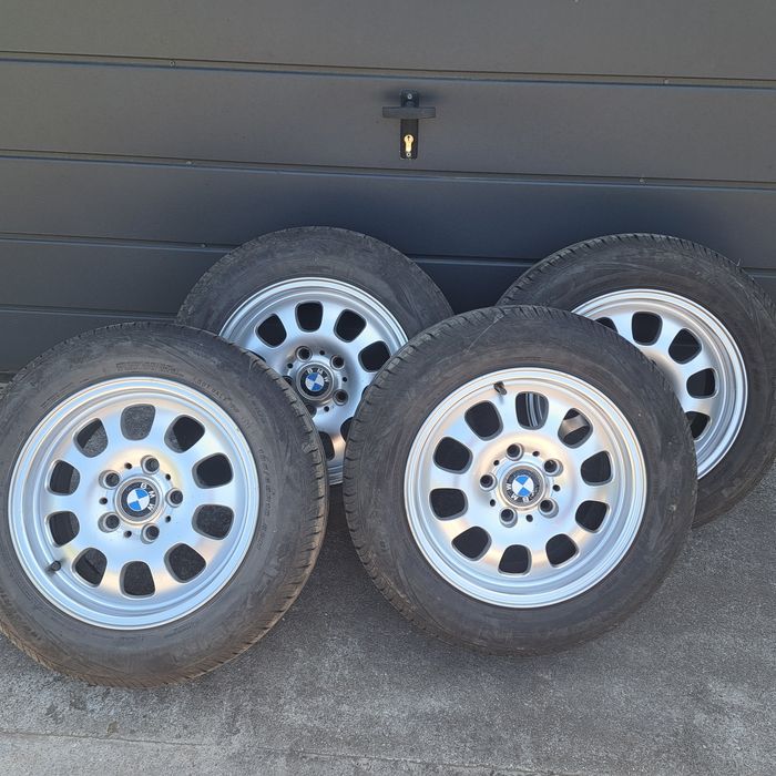 Oryginalne felgi BMW z oponami letnimi 185x65R15.  5x120