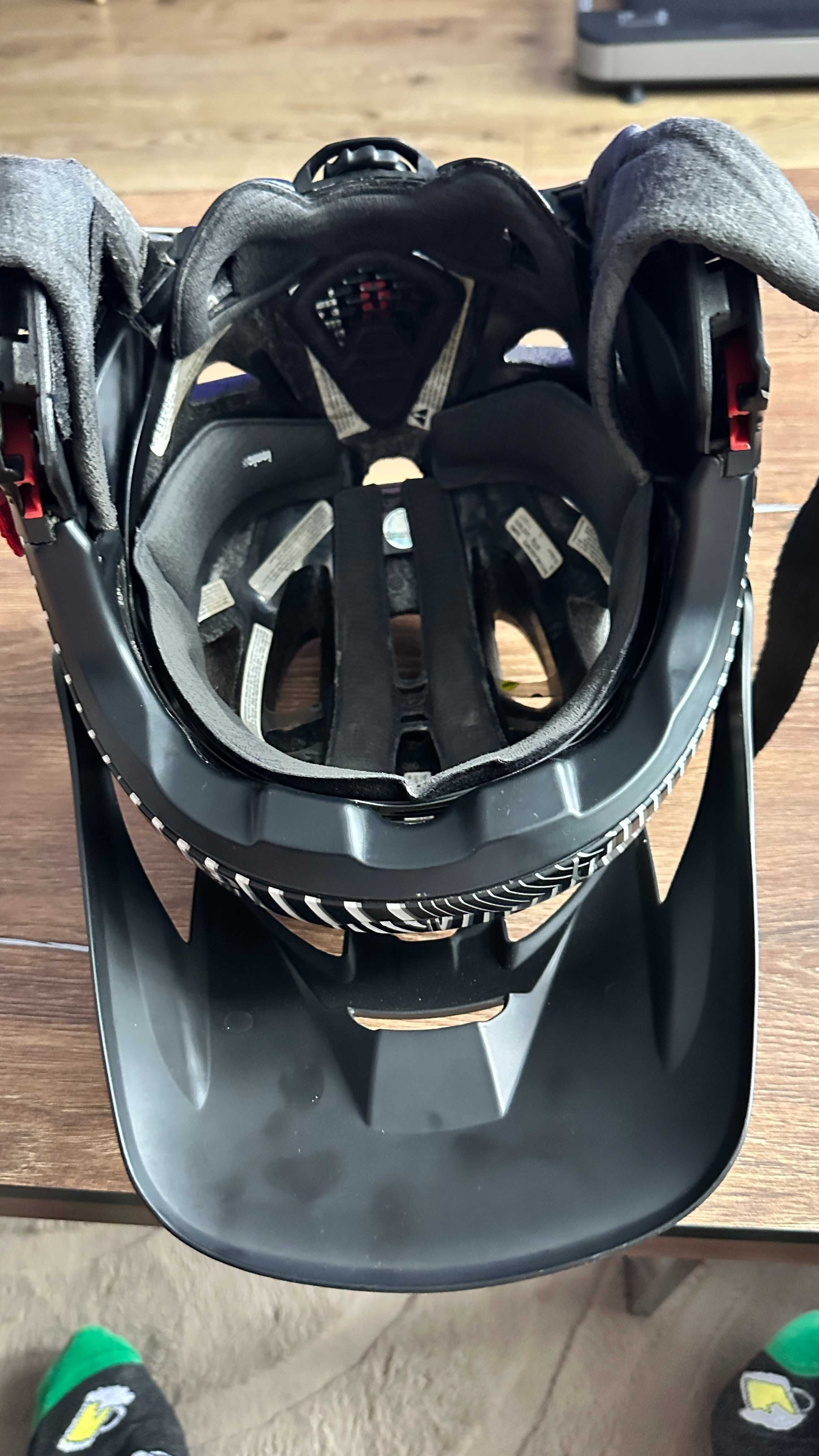 kask na rower hulajnogę